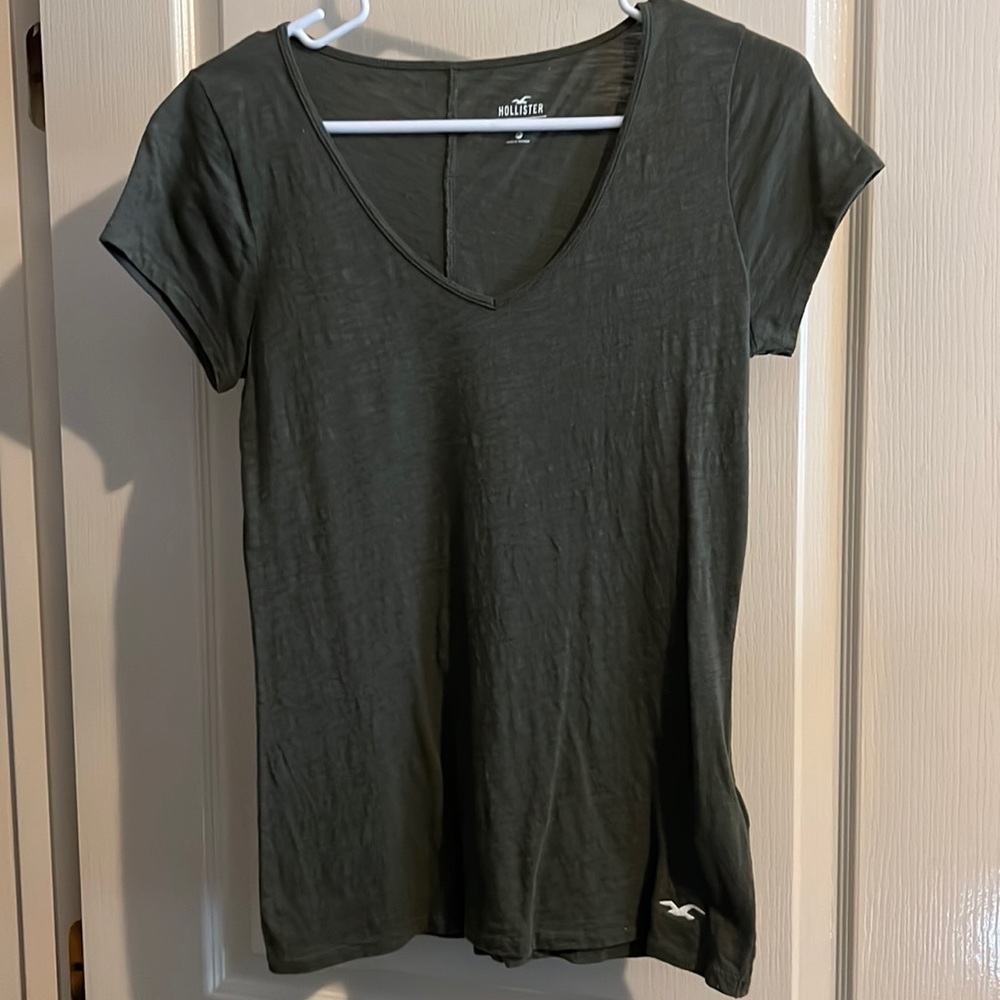 Grey v-neck Hollister t-shirt